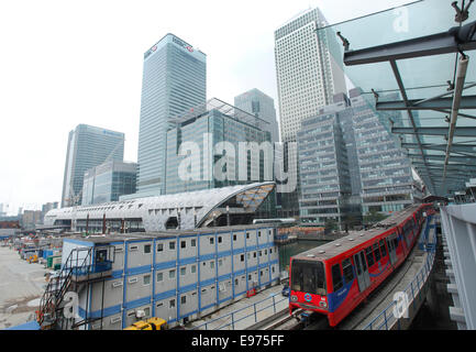 UK, Londres, Canary Wharf, le Docklands Light Railway trains qui la traverse sur le site de construction immobilier Canary Wharf. Banque D'Images