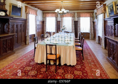 YALTA, RUSSIE - 3 octobre, 2014 : Intérieur de salle à manger en Masandra Palais de l'empereur Alexandre III en Crimée. Le palais a été b Banque D'Images