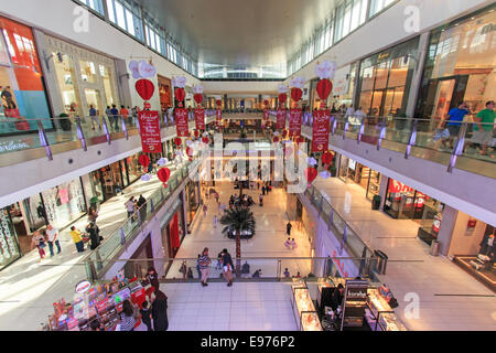 Dubaï, Émirats arabes unis - Octobre 07, 2014 : Shoppers à Dubaï Mall à Dubaï, Émirats arabes unis. Centre Commercial de Dubaï est l'un des plus grand centre commercial en t Banque D'Images