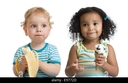 Deux enfants garçon et fille eading isolé les fruits et la crème glacée Banque D'Images