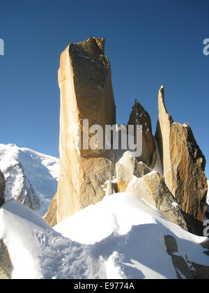 Pure rock face utilisé par les grimpeurs dans les hautes Alpes. Sur la route du célèbre arrêt Cosmique montée au-dessus du Col du glacier Midi Banque D'Images