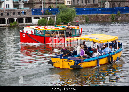 Le bateau 'Margaret' passe le ferry 'numéro 7' avec les touristes sur la rivière Avon à Bristol. Banque D'Images