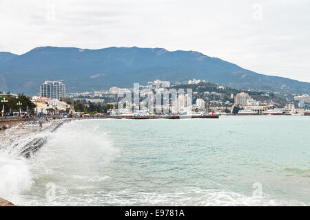 YALTA, Russie - le 27 septembre 2014 : front de mer de la ville de Yalta en jour de pluie. Yalta est la ville de villégiature sur la côte nord de la Black Banque D'Images