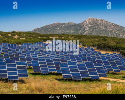 Panneaux solaires dans le champ vide pour une meilleure orientation soleil Banque D'Images