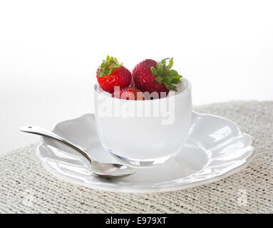 Petit-déjeuner de fraises dans un plat en verre Banque D'Images