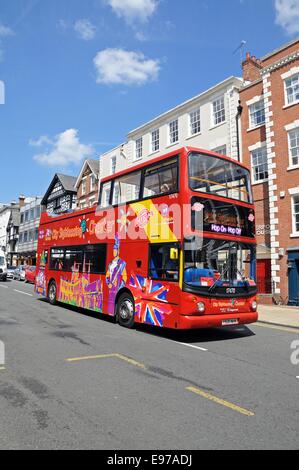 Vue frontale d'un open tour bus rouge surmonté le long Bridge Street, Chester, Cheshire, Angleterre, Royaume-Uni, Europe de l'Ouest. Banque D'Images