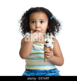 Kid eating ice cream isolated Banque D'Images