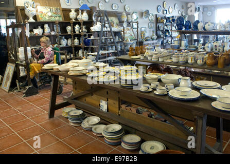 Peinture à la main de pots dans la poterie Ville de Talavera de la Reina dans La Mancha, Espagne Banque D'Images