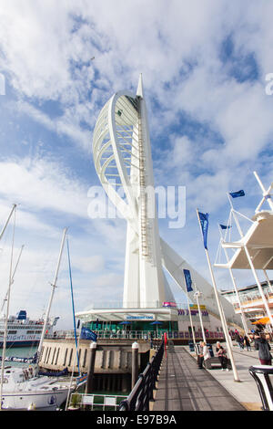 Spinnaker Tower, GUNWHARF QUAYS, Portsmouth, Hampshire, Angleterre, Royaume-Uni, Europe Banque D'Images