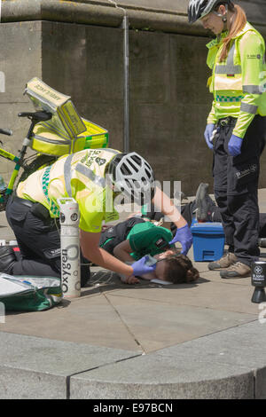 Les bénévoles d'Ambulance Saint-Jean démontrant l'administration d'oxygène sur une femme avec une blessure simulée à Newcastle. Banque D'Images