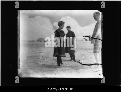 Cette photographie montre MRS Metcalfe, un personnage historique dans un contexte inconnu. L'image capture un moment personnel de sa vie, peut-être du début au milieu du XXe siècle. Banque D'Images