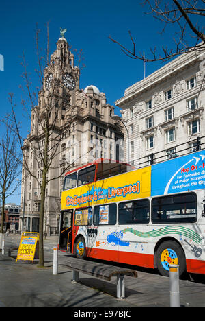 Liverpool, Royaume-Uni - 18 avril 2014 : city explorer bus stationné près de l'édifice du foie en attente de prendre des excursions autour de Liverpool. Banque D'Images