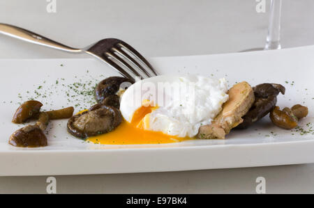 Tapas, poêlée de champignons avec le foie gras et oeuf poché Banque D'Images