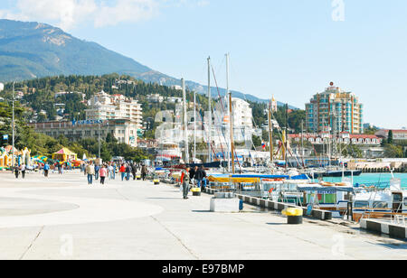 YALTA, Russie - le 28 septembre 2014 : les touristes en remblai de Lénine à Yalta, en septembre . Yalta est la ville de villégiature sur le nord Banque D'Images