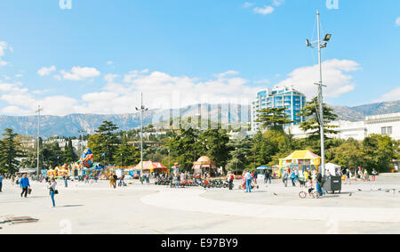 YALTA, Russie - le 28 septembre 2014 : les gens sur Lénine Naberezhnaya street à Yalta, en septembre. Yalta est la ville de villégiature sur le Banque D'Images