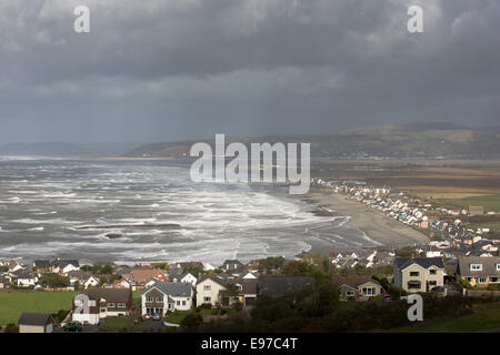 La baie de Cardigan, Wales, UK. 21 octobre, 2014. Les restes de l'Ouragan Gonzalo apporter des vents violents à l'ouest de la côte du Pays de Galles. Le projet de plusieurs millions de livres, y compris les défenses maritimes des récifs artificiels, à Borth, Ceredigion, endiguer le pire de la mer sauvage. Credit : atgof.co/Alamy Live News Banque D'Images