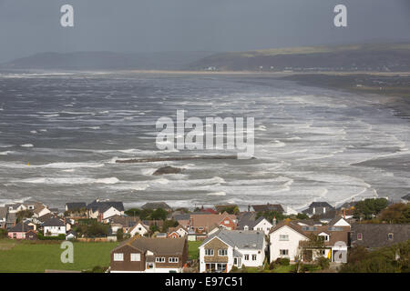 La baie de Cardigan, Wales, UK. 21 octobre, 2014. Les restes de l'Ouragan Gonzalo apporter des vents violents à l'ouest de la côte du Pays de Galles. Le projet de plusieurs millions de livres, y compris les défenses maritimes des récifs artificiels, à Borth, Ceredigion, endiguer le pire de la mer sauvage. Credit : atgof.co/Alamy Live News Banque D'Images