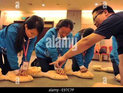 Beijing, Chine. 21 Oct, 2014. Les bénévoles ont une classe de premiers soins lors d'une formation à Beijing, Chine, le 21 octobre 2014. Beijing a lancé une étiquette d'une semaine de formation pour 2 280 volontaires travaillant à la semaine des dirigeants économiques de l'APEC prévue pour début novembre. Crédit : Li Wen/Xinhua/Alamy Live News Banque D'Images