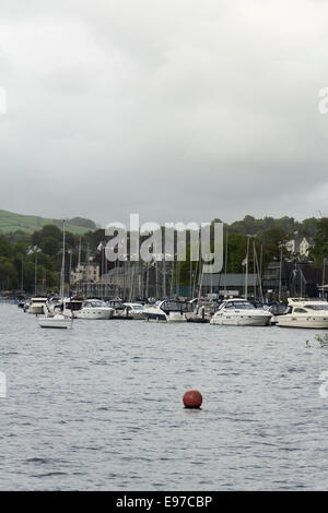 Motor yachts de luxe et bateaux amarrés à Bowness Bay Marina, Bowness-on-Windermere sur le lac Windermere dans le Lake District. Banque D'Images