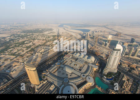 Dubaï, Émirats arabes unis - Octobre 07, 2014 : vue sur Dubaï au coucher du soleil de la plus haute construction de nouveaux mondes, la Burj Khalifa. Banque D'Images