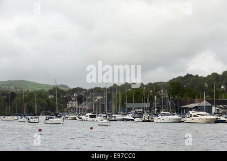 Motor yachts de luxe et bateaux amarrés à Bowness Bay Marina, Bowness-on-Windermere sur le lac Windermere dans le Lake District. Banque D'Images