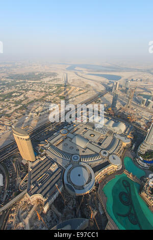 Dubaï, Émirats arabes unis - Octobre 07, 2014 : vue sur Dubaï au coucher du soleil de la plus haute construction de nouveaux mondes, la Burj Khalifa. Banque D'Images