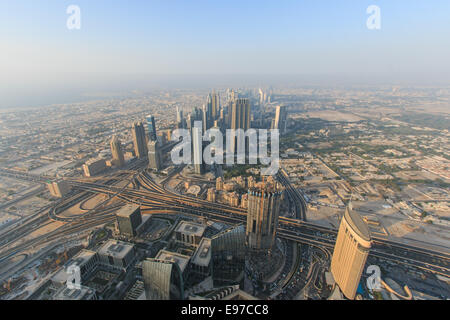 Dubaï, Émirats arabes unis - Octobre 07, 2014 : vue sur Dubaï au coucher du soleil de la plus haute construction de nouveaux mondes, la Burj Khalifa. Banque D'Images