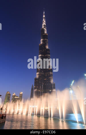 Dubaï, Émirats arabes unis - Octobre 07, 2014 : l'un des plus gros la fontaine musicale,en face de la Burj Khalifa, l'affichage juste après le coucher du soleil Banque D'Images