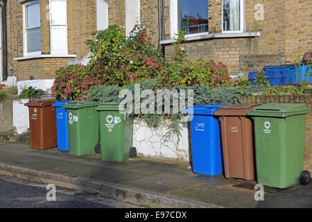 Le recyclage des déchets ménagers Wheely poubelles sur le trottoir, dans le sud de Londres Banque D'Images