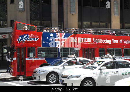 Visite de Sydney Explorer bus dans quartier central des affaires de Sydney, Australie, Banque D'Images