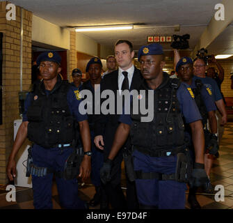 Pretoria, Afrique du Sud. 21 octobre, 2014. Jeux Olympiques d'Afrique du Sud et de l'athlète Oscar Pistorius Paraolympic (C) arrive à la Haute Cour de Gauteng Nord à Pretoria, Afrique du Sud, le 21 octobre 2014. Gauteng Afrique du Sud juge Thokozile Masipa Haute Cour le mardi Oscar Pistorius condamné à 5 ans de prison pour avoir tué sa petite amie à son domicile de Pretoria le 14 février 2013. Credit : Zhai Jianlan/Xinhua/Alamy Live News Banque D'Images