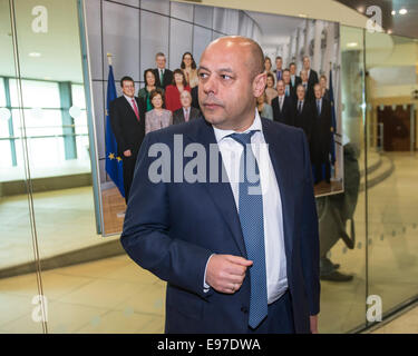 Bruxelles, Bxl, Belgique. 21 Oct, 2014. Le ministre de l'énergie Ukrainien Yuriy Prodan arrive pour discuter de l'accord gazier avec la Russie au siège de la Commission européenne à Bruxelles, Belgique le 21.10.2014 par Wiktor Dabkowski Wiktor Dabkowski/crédit : ZUMA Wire/Alamy Live News Banque D'Images