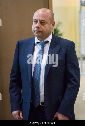 Bruxelles, Bxl, Belgique. 21 Oct, 2014. Le ministre de l'énergie Ukrainien Yuriy Prodan arrive pour discuter de l'accord gazier avec la Russie au siège de la Commission européenne à Bruxelles, Belgique le 21.10.2014 par Wiktor Dabkowski Wiktor Dabkowski/crédit : ZUMA Wire/Alamy Live News Banque D'Images