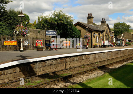 Sur la station Oakworth Keighley & Worth Valley Railway. Il figure en bonne place dans le film '1970' Les enfants du chemin de fer. Banque D'Images