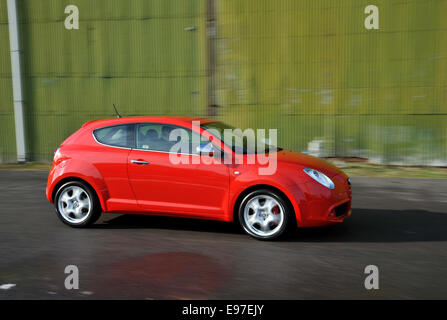 2008 Alfa Romeo Mito, voiture super-mini italienne au volant Banque D'Images