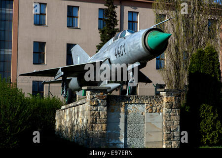 MIG 21 sur un piédestal devant les casernes de Stara Boleslav, République tchèque Banque D'Images