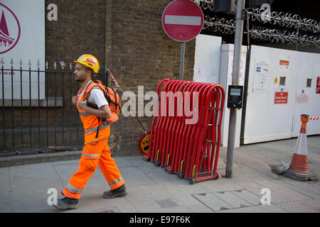 Ouvriers porter des vêtements de sécurité à savoir sur le site de construction sur la rue Tooley réaménagement de la station London Bridge. UK. Banque D'Images