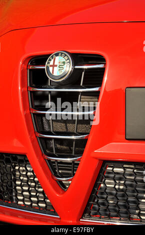 2008 Alfa Romeo Mito, voiture super-mini italien en forme de coeur du grill - Coure Sportivo 'le coeur' sportives et cross & badge serpent Banque D'Images