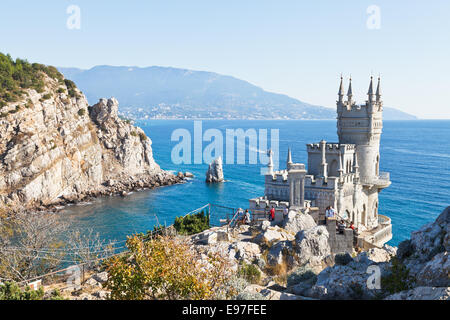 GASPRA, RUSSIE - Septembre 29, 2014 : côte de la Mer Noire avec Swallow's Nest castle en Crimée. Le château a été construit en 1911-1912 Banque D'Images