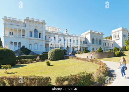YALTA, RUSSIE - 30 septembre 2014 : people walking in park de Grand Palais de Livadia en Crimée. Offres et demandes de Livadia est a disposition d'été Banque D'Images