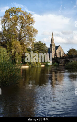 La rivière Severn et le pont anglais à Shrewsbury, Shropshire, Royaume-Uni. Église réformée unie (URC) Banque D'Images
