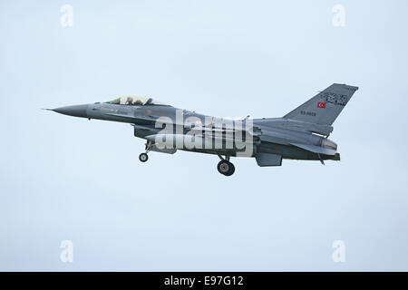 De l'air turque F-16C arrive en terre à Schleswig/Jagel, Allemagne pendant Tiger Meet 2014 Banque D'Images