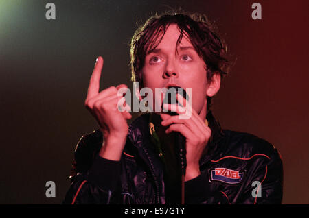 Jarvis Cocker de Pulp dans 'T dans le Parc' music festival, en Ecosse, en 1996. Banque D'Images