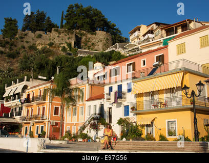 L'Épire, Grèce. Un château vénitien s'élève au-dessus de maisons colorées dans la ville balnéaire de Parga. 2014. Banque D'Images