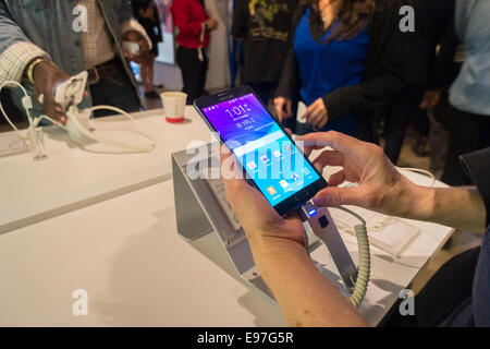 Un visiteur essaye le nouveau Samsung Galaxy Note 4 dans un pop-up shop Samsung dans Soho à New York Banque D'Images