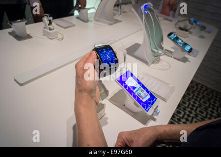 Un visiteur essaye Samsung produits, y compris leurs montres intelligentes, dans un pop-up shop Samsung dans Soho à New York Banque D'Images