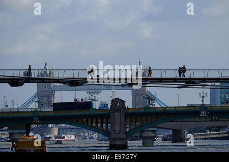 Londres, Royaume-Uni. 21 Oct, 2014. Vue montrant la passerelle de Londres, Tower Bridge, Southwark Bridge, le trafic et les bateaux sur la Tamise Crédit : Rachel Megawhat/Alamy Live News Banque D'Images