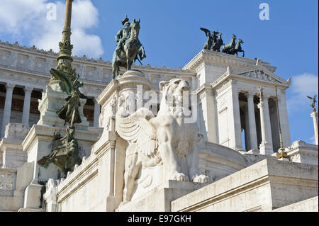 Un lion ailé blanc sculpture sur les marches de l'Monument à Victor Emmanuel II Ville de Rome, Italie. Banque D'Images