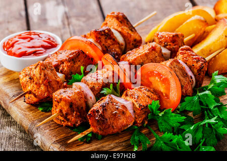 Les brochettes de viande avec des pommes de terre sur la carte Banque D'Images