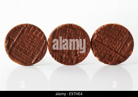 Galettes de riz au chocolat dans une rangée Banque D'Images